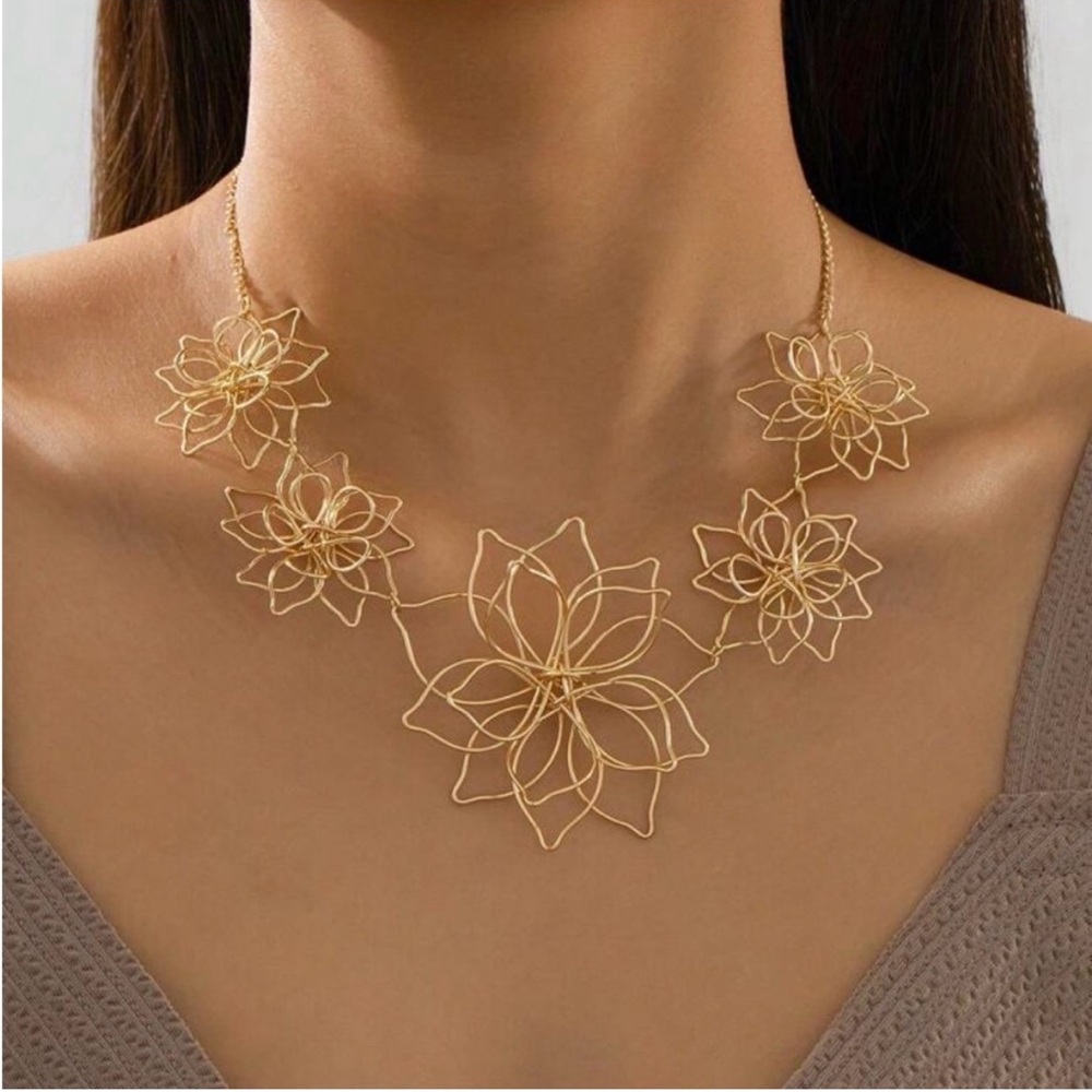 Elegant Gold Floral Necklace